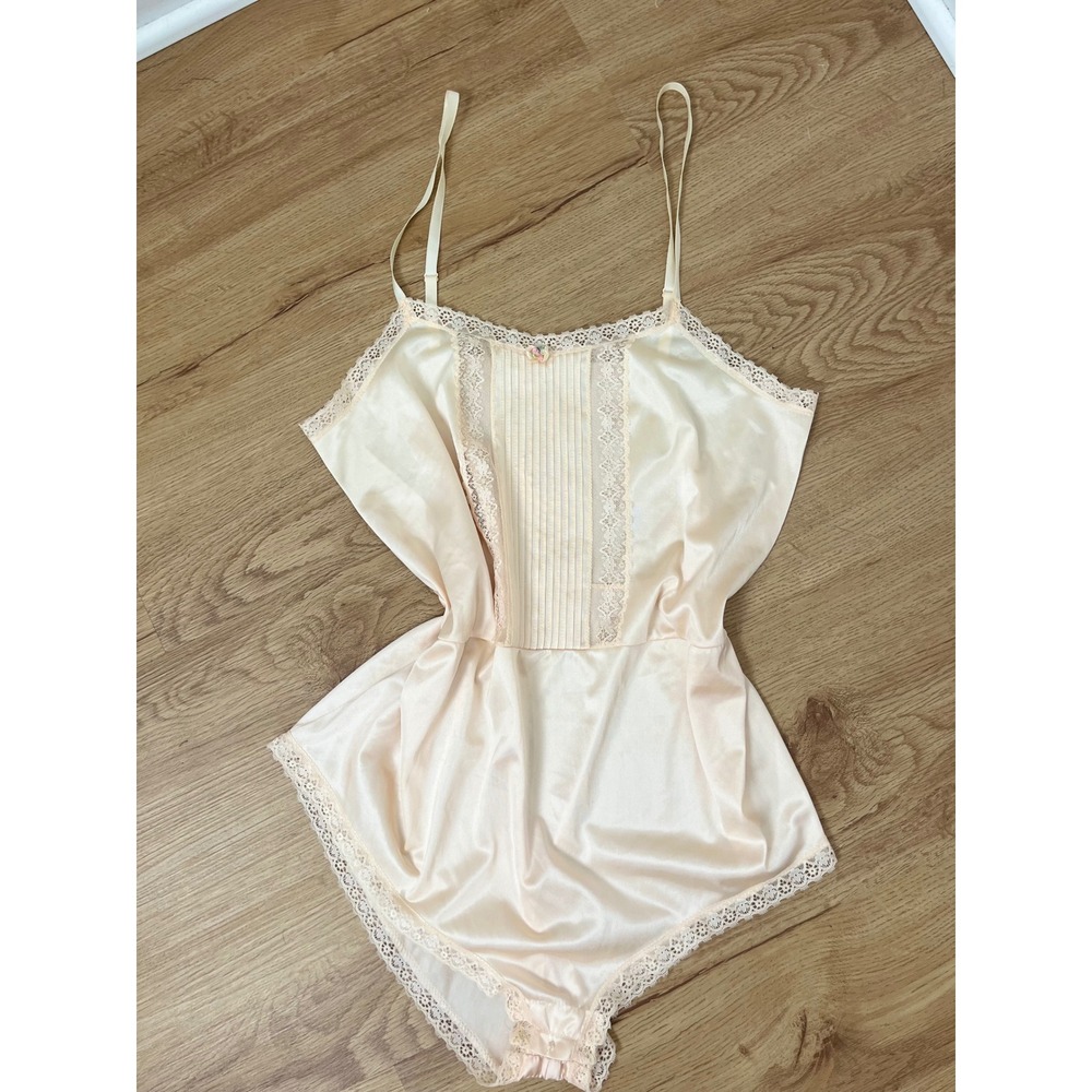 JCPenney Vintage 70s Coquette Teddy Bodysuit Women 36 Peach Lace Pintuck